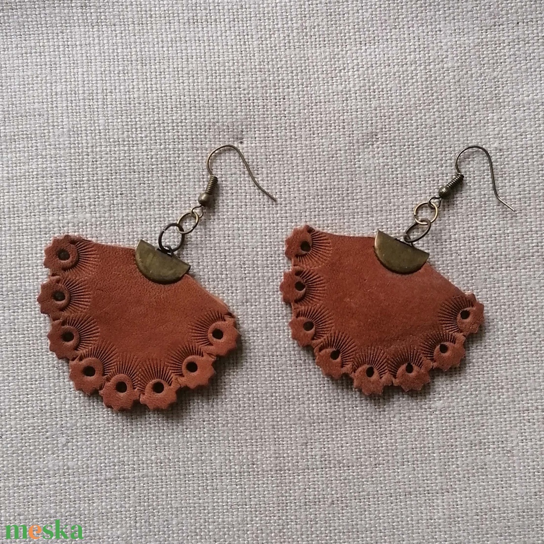 Legyező formájú valódi bőr fülbevaló - ékszer - fülbevaló - lógó fülbevaló - Meska.hu Legyező formájú valódi bőr fülbevaló - ékszer - fülbevaló - lógó fülbevaló - Meska.hu