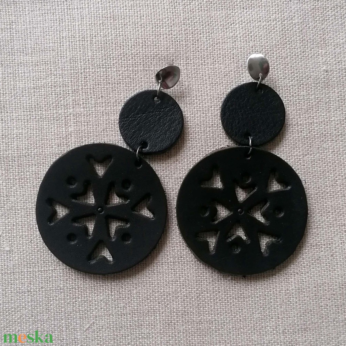 Valódi bőr  kézműves fülbevaló - ékszer - fülbevaló - lógós kerek fülbevaló - Meska.hu