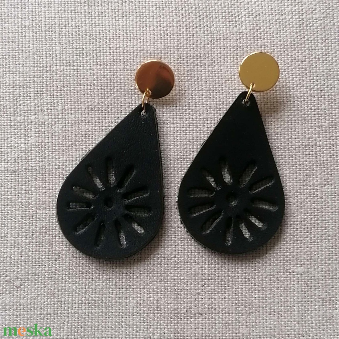 Valódi bőr csepp alakú fülbevaló - ékszer - fülbevaló - lógó csepp fülbevaló - Meska.hu