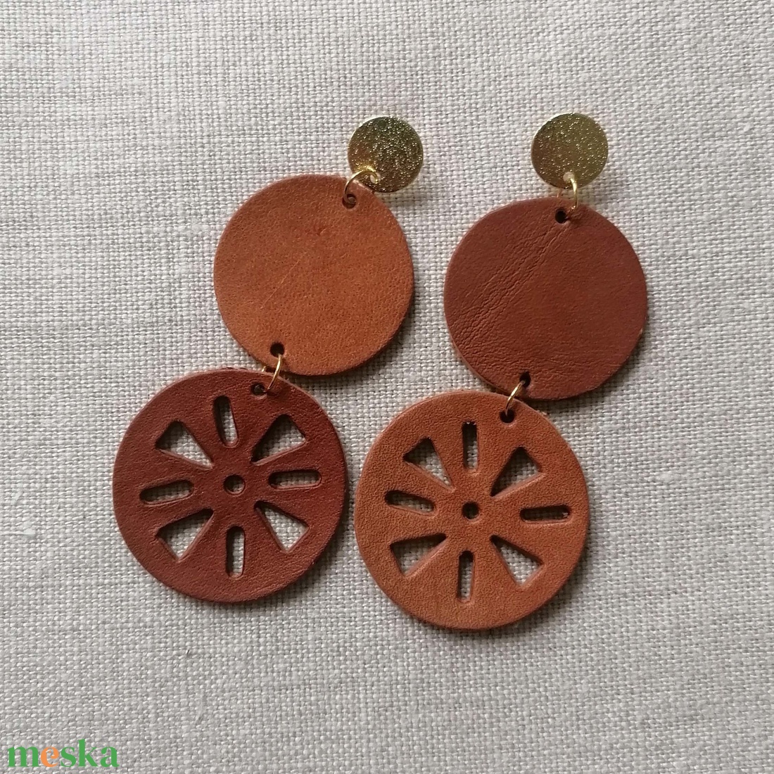 Valódi bőr lyukacsos kör fülbevaló - ékszer - fülbevaló - lógós kerek fülbevaló - Meska.hu Valódi bőr lyukacsos kör fülbevaló - ékszer - fülbevaló - lógós kerek fülbevaló - Meska.hu