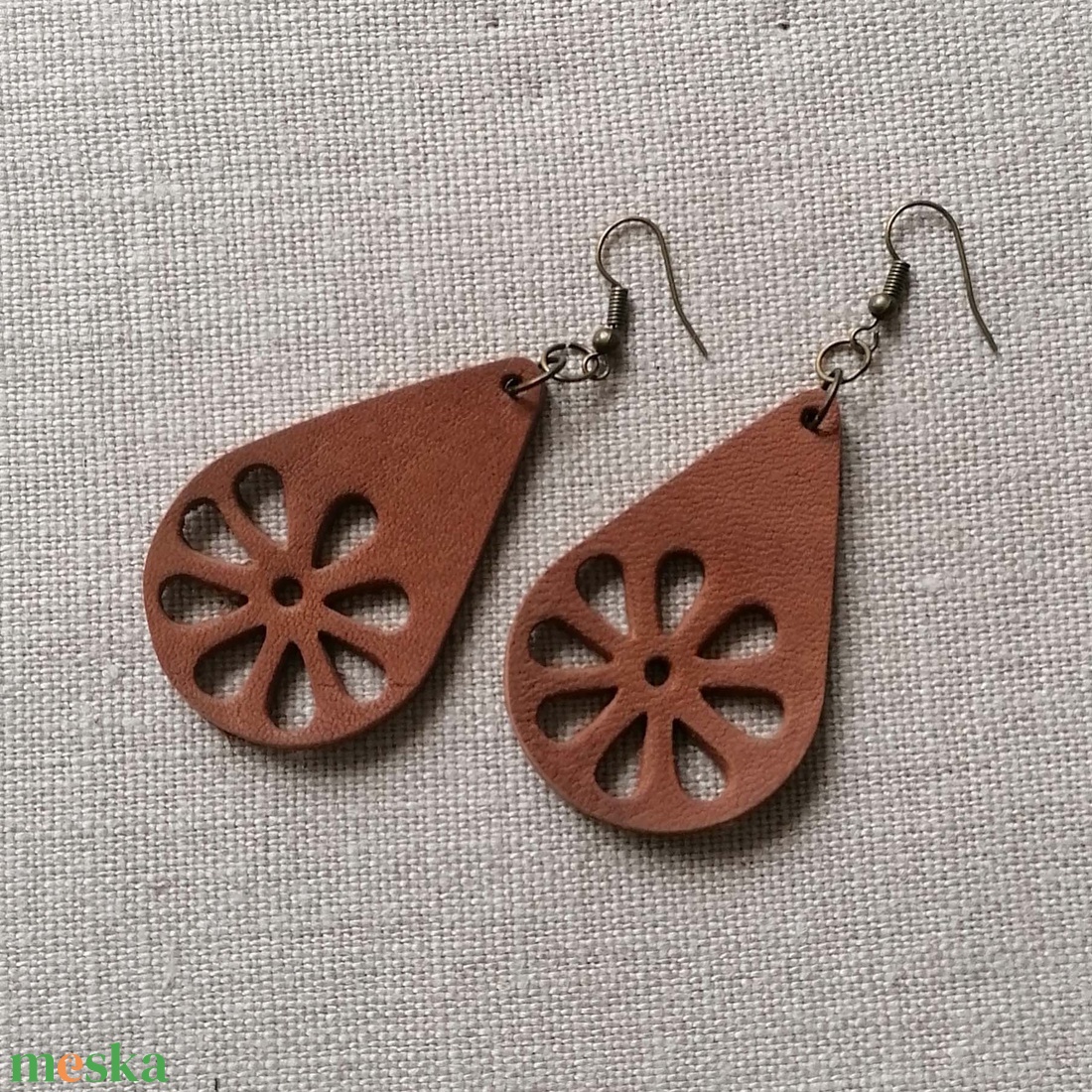 Valódi bőr csepp alakú fülbevaló - ékszer - fülbevaló - lógó csepp fülbevaló - Meska.hu