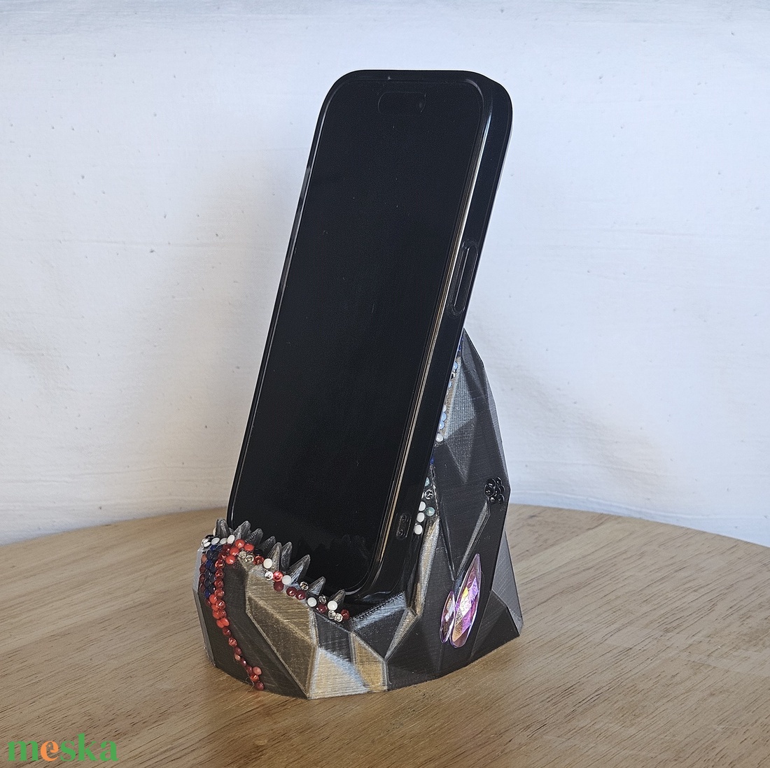 Sharkki � kézzel díszített, egyedi 3D nyomtatott telefontartó kristályokkal - otthon & életmód - tárolás & rendszerezés - asztali telefontartó - Meska.hu