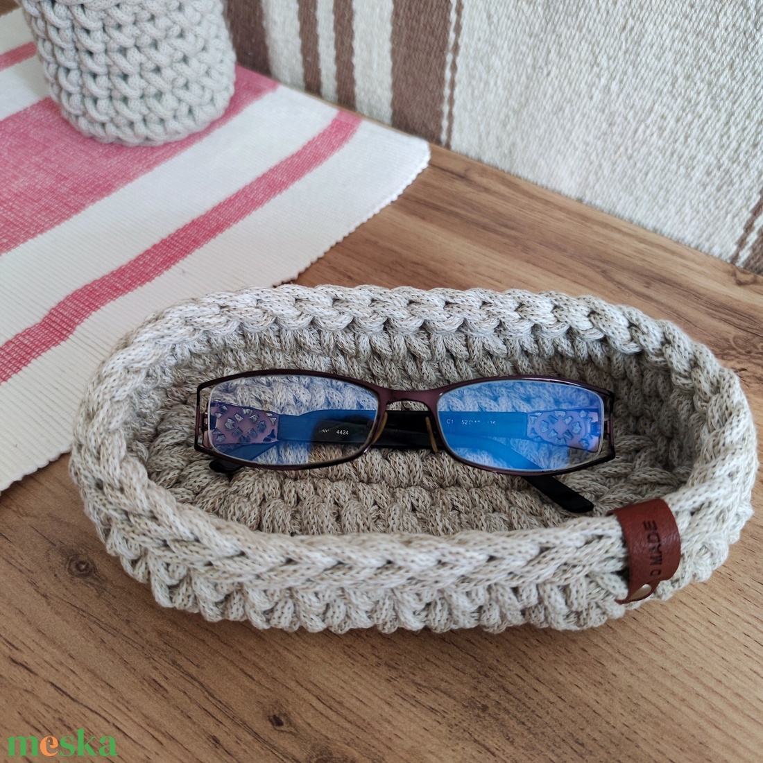 Horgolt szemüvegtartó kosárka - bézses cirmos - otthon & életmód - tárolás & rendszerezés - tárolókosár - Meska.hu