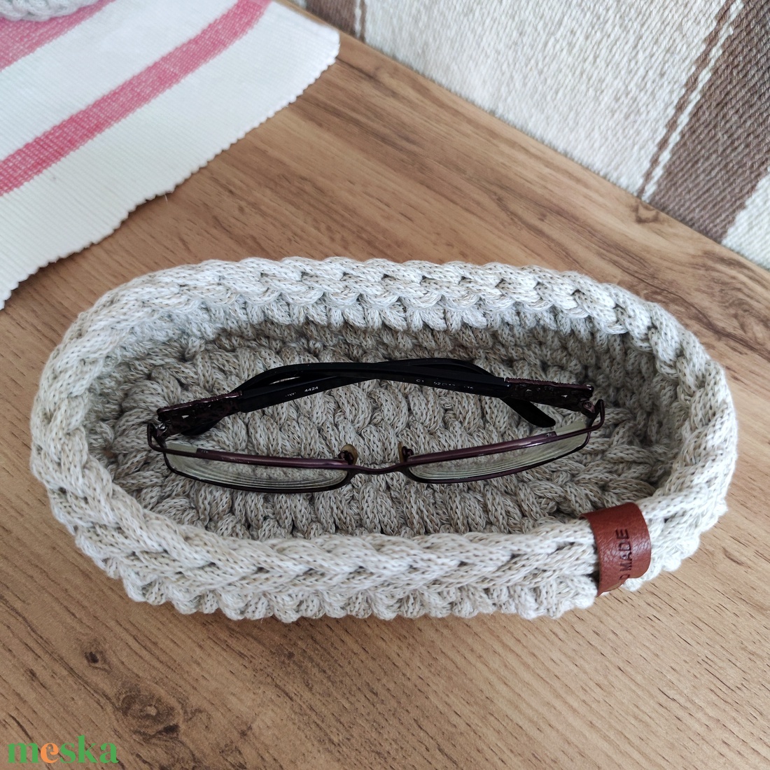 Horgolt szemüvegtartó kosárka - bézses cirmos - otthon & életmód - tárolás & rendszerezés - tárolókosár - Meska.hu