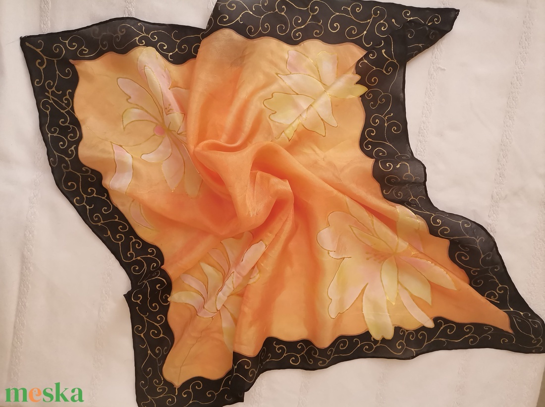 Fekete szegélyű, narancsos, sárgás absztrakt virágos selyemkendő - ruha & divat - sál, sapka, kendő - kendő - Meska.hu