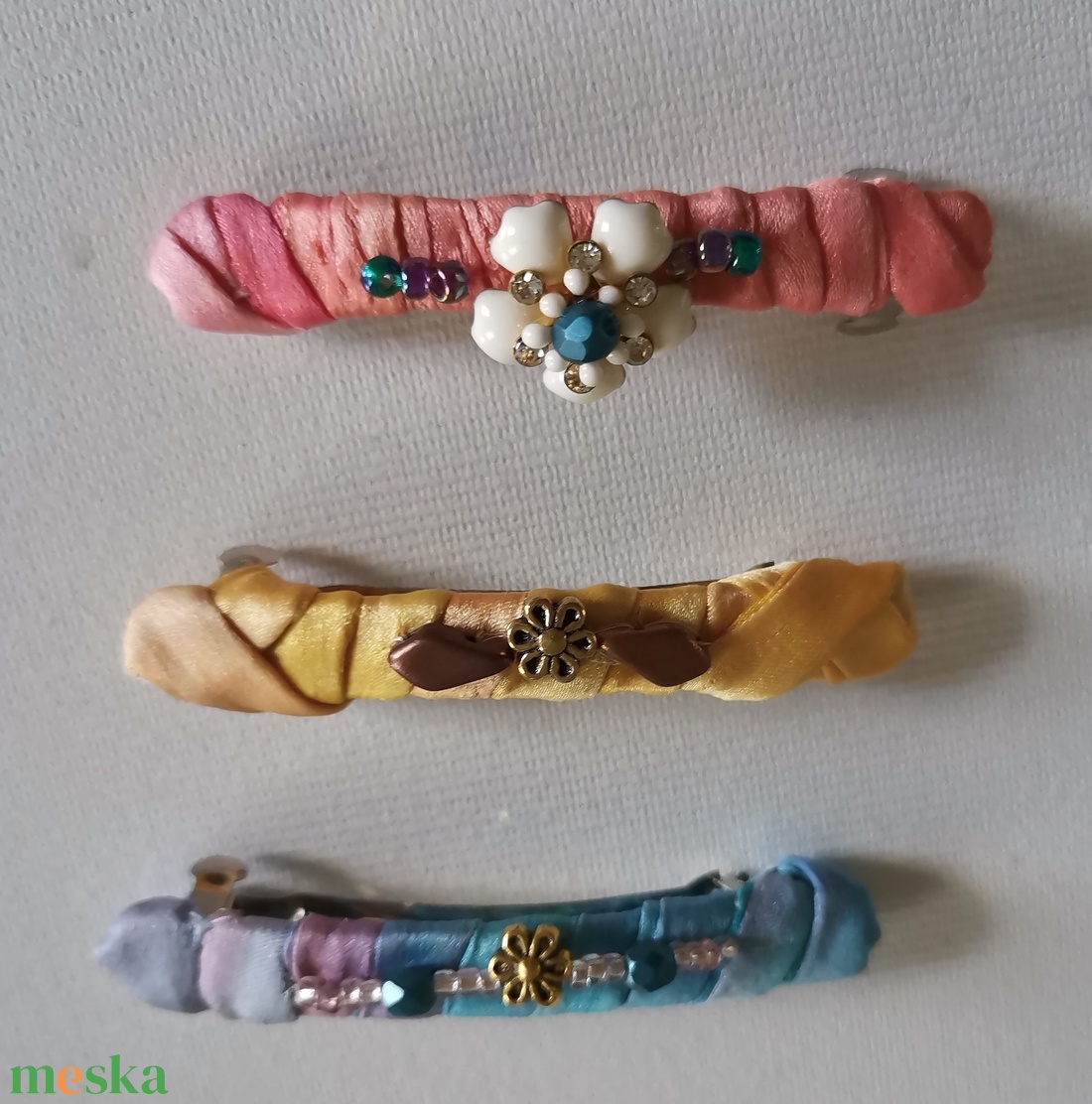 Színes, gyöngyös francia hajcsatok - ékszer - lábdísz és testékszer - piercing, fejdísz - Meska.hu Színes, gyöngyös francia hajcsatok - ékszer - lábdísz és testékszer - piercing, fejdísz - Meska.hu