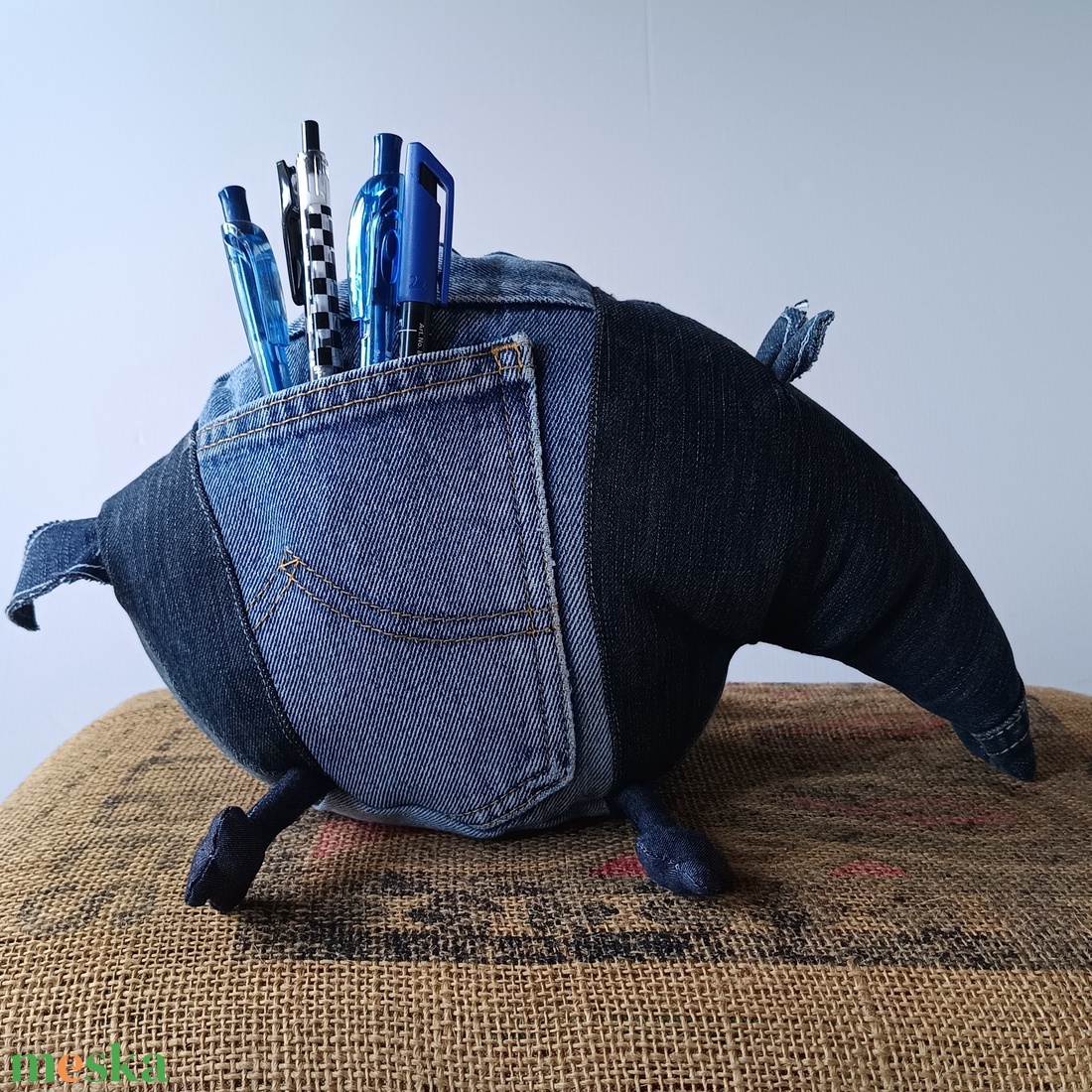 Az Egyik Tapír (mert van egy másik is), Újrahasznosított Farmertapír, Nadrágokból készített kövér növényevő - játék & sport - plüssállat & játékfigura - más figura - Meska.hu Az Egyik Tapír (mert van egy másik is), Újrahasznosított Farmertapír, Nadrágokból készített kövér növényevő - játék & sport - plüssállat & játékfigura - más figura - Meska.hu