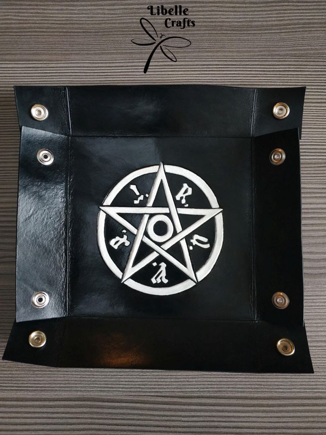 M.A.G.U.S. szimbólumos kockadobó tálca - játék & sport - táblajáték és kártyajáték - társasjátékok - dobókocka - Meska.hu