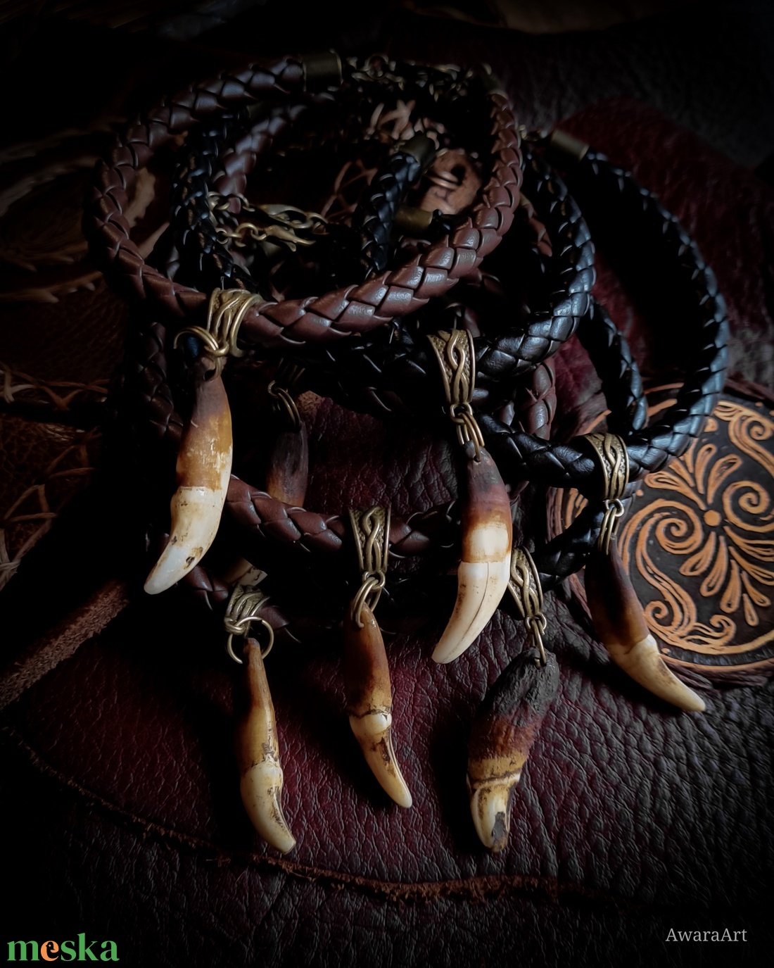 Kojot fogas fonott bőr karkötő - ékszer - karkötő - fonott karkötő - Meska.hu