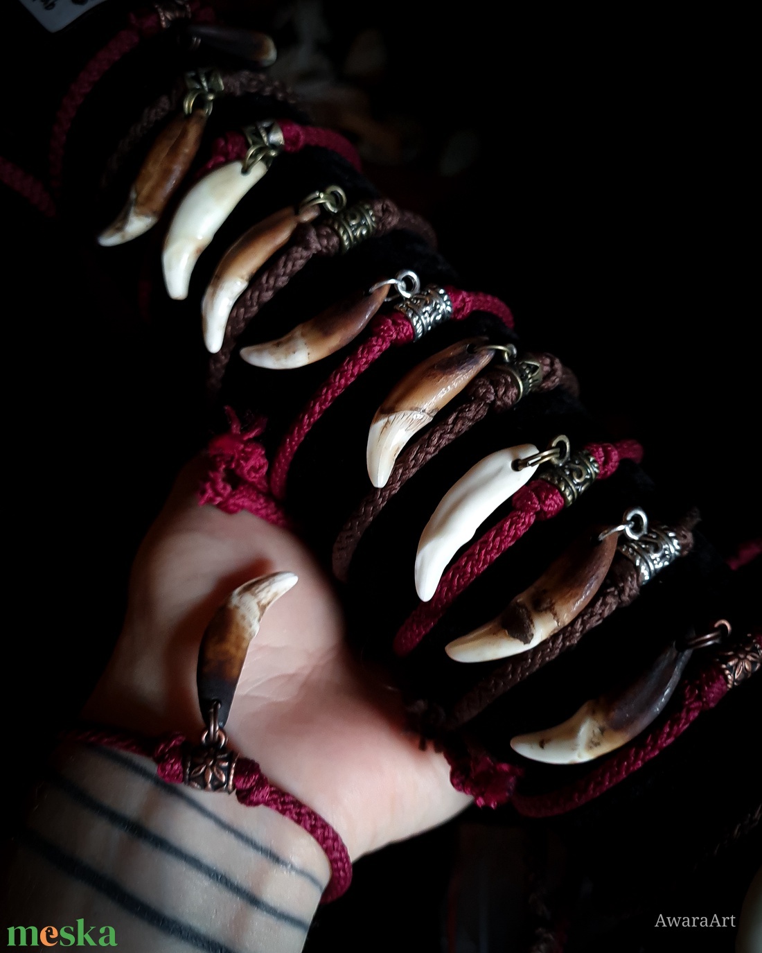 Kojot fogas csúszócsomós talizmán karkötők - ékszer - karkötő - fonott karkötő - Meska.hu