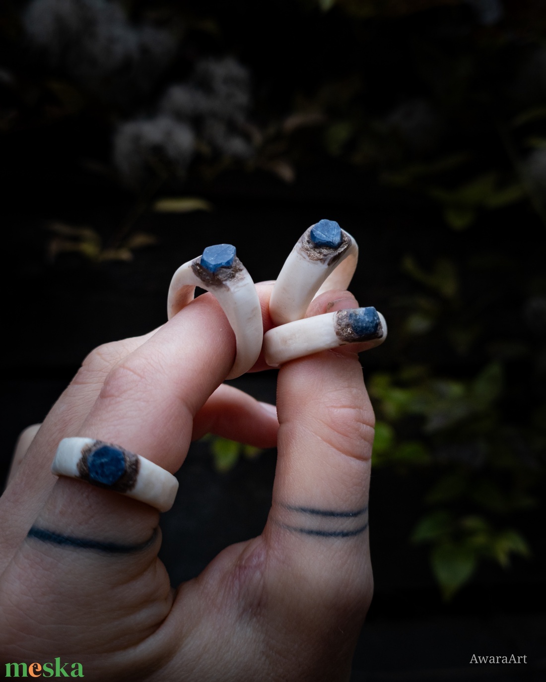 Jégvilág gyűrű, avagy Nyers Zafír és csont találkozása � - ékszer - gyűrű - statement gyűrű - Meska.hu