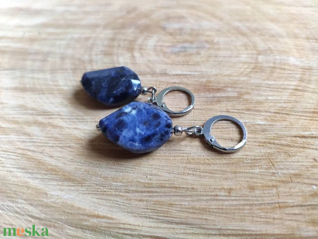 Szodalit fülbevaló nemsesacél akasztóval kék - ékszer - fülbevaló - lógó fülbevaló - Meska.hu