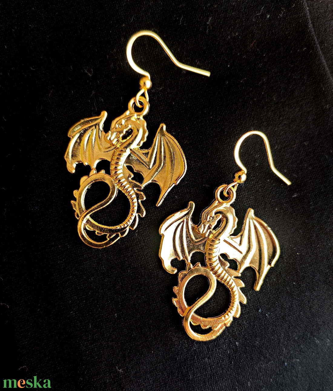 Sárkány arany színű fülbevaló nemesacél akasztóval - ékszer - fülbevaló - lógó fülbevaló - Meska.hu