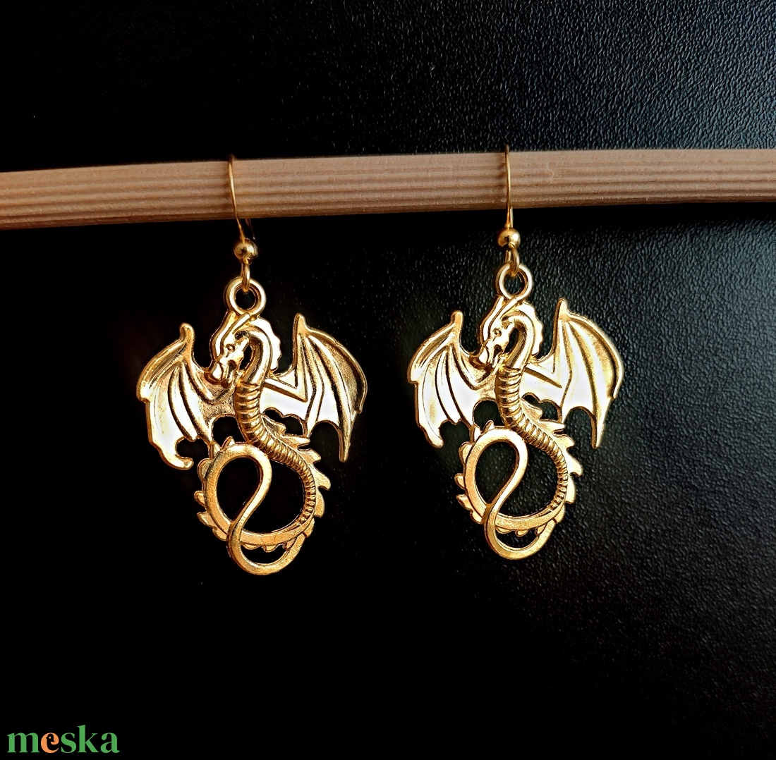 Sárkány arany színű fülbevaló nemesacél akasztóval - ékszer - fülbevaló - lógó fülbevaló - Meska.hu