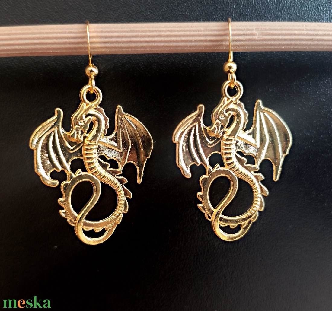 Sárkány arany színű fülbevaló nemesacél akasztóval - ékszer - fülbevaló - lógó fülbevaló - Meska.hu