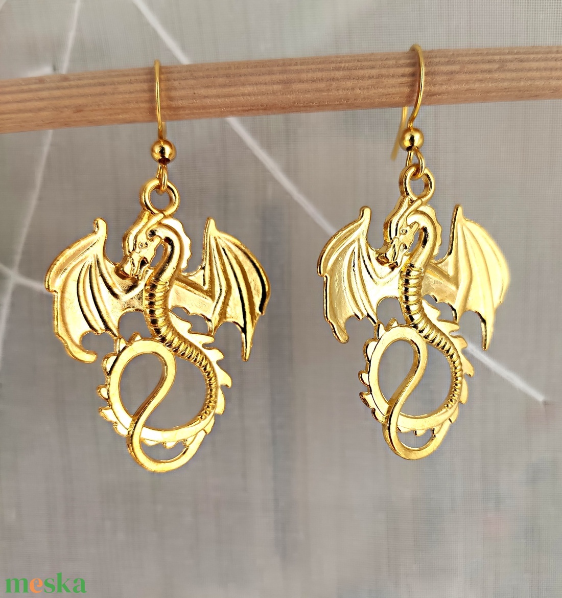 Sárkány arany színű fülbevaló nemesacél akasztóval - ékszer - fülbevaló - lógó fülbevaló - Meska.hu