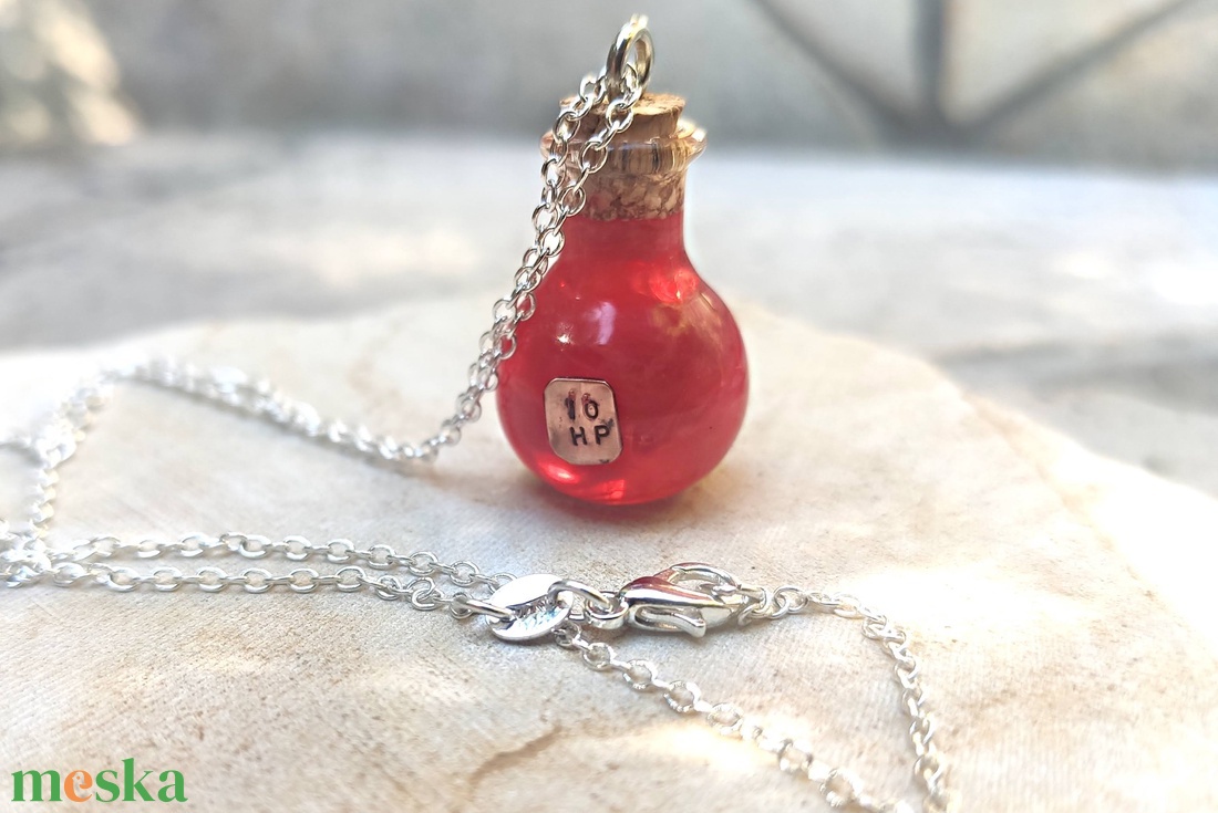 Életerő varázsital medál, piros üvegcse nyaklánc sterling ezüst (925) láncon, dnd ékszer Dungeons and Dragons potion - ékszer - nyaklánc - medálos nyaklánc - Meska.hu Életerő varázsital medál, piros üvegcse nyaklánc sterling ezüst (925) láncon, dnd ékszer Dungeons and Dragons potion - ékszer - nyaklánc - medálos nyaklánc - Meska.hu
