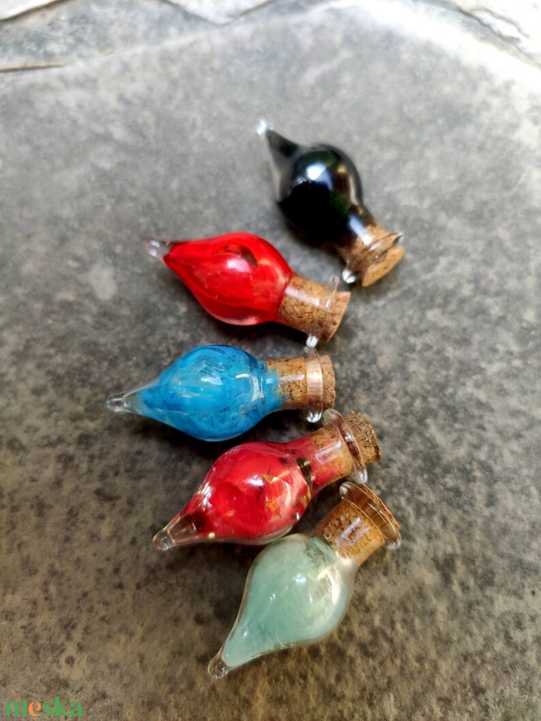 Színes üvegcse, potion, életerő, mana, méreg varázsital bájital dnd Dungeons and Dragons ékszerkészítéshez kellék - kellékek & szerszámok - üveg - Meska.hu