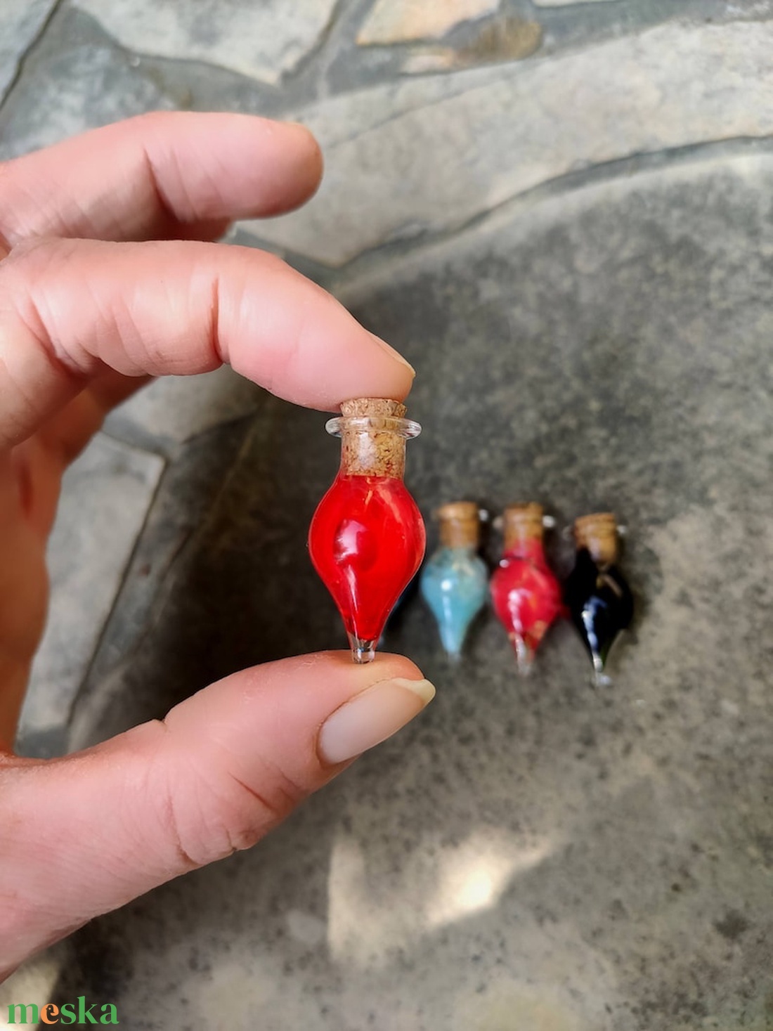 Színes üvegcse, potion, életerő, mana, méreg varázsital bájital dnd Dungeons and Dragons ékszerkészítéshez kellék - kellékek & szerszámok - üveg - Meska.hu