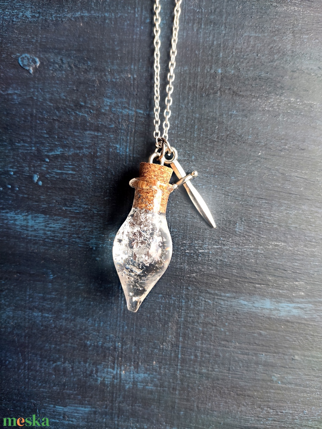 Ezüst csillám varázsital karddal üvegcse nyaklánc sterling ezüst (925) láncon, dnd ékszer Dungeons and Dragons potion - ékszer - nyaklánc - medálos nyaklánc - Meska.hu Ezüst csillám varázsital karddal üvegcse nyaklánc sterling ezüst (925) láncon, dnd ékszer Dungeons and Dragons potion - ékszer - nyaklánc - medálos nyaklánc - Meska.hu