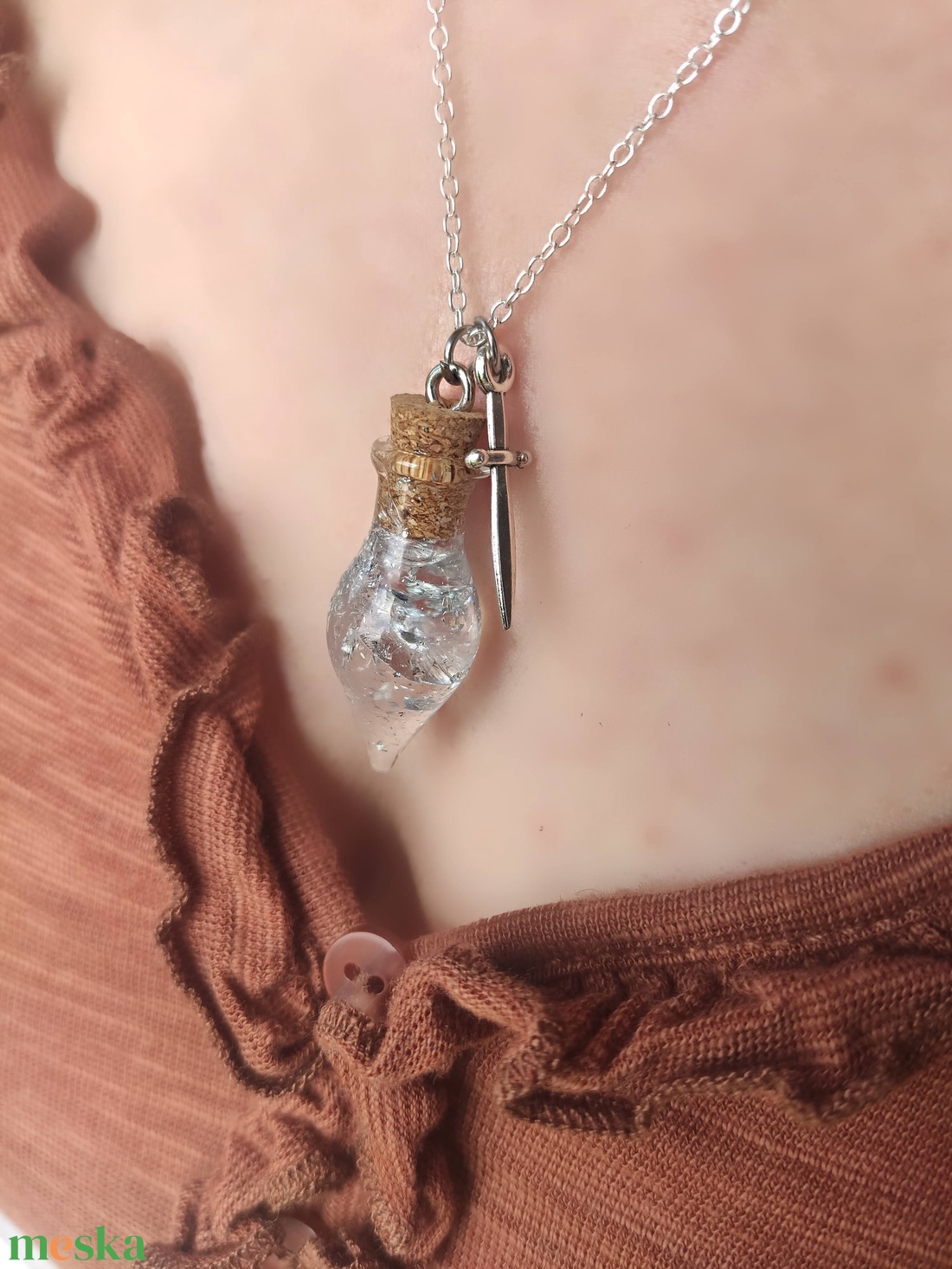 Ezüst csillám varázsital karddal üvegcse nyaklánc sterling ezüst (925) láncon, dnd ékszer Dungeons and Dragons potion - ékszer - nyaklánc - medálos nyaklánc - Meska.hu Ezüst csillám varázsital karddal üvegcse nyaklánc sterling ezüst (925) láncon, dnd ékszer Dungeons and Dragons potion - ékszer - nyaklánc - medálos nyaklánc - Meska.hu