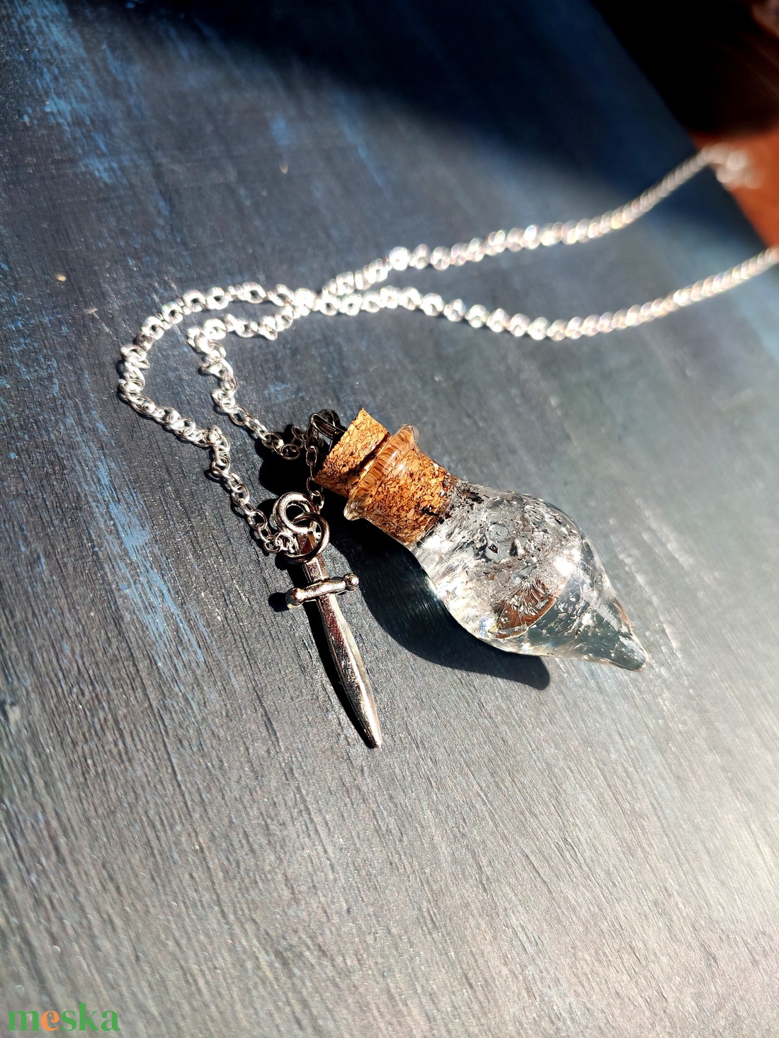 Ezüst csillám varázsital karddal üvegcse nyaklánc sterling ezüst (925) láncon, dnd ékszer Dungeons and Dragons potion - ékszer - nyaklánc - medálos nyaklánc - Meska.hu Ezüst csillám varázsital karddal üvegcse nyaklánc sterling ezüst (925) láncon, dnd ékszer Dungeons and Dragons potion - ékszer - nyaklánc - medálos nyaklánc - Meska.hu
