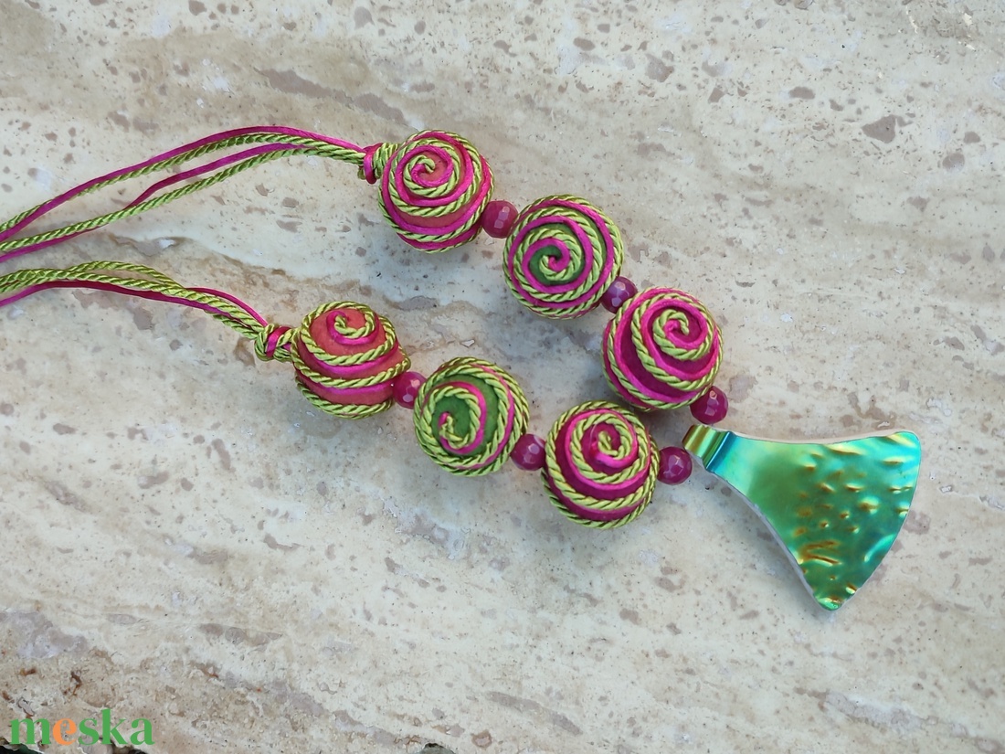 Eozin medál és hímzett nemez nyakék  - ékszer - nyaklánc - bogyós nyaklánc - Meska.hu