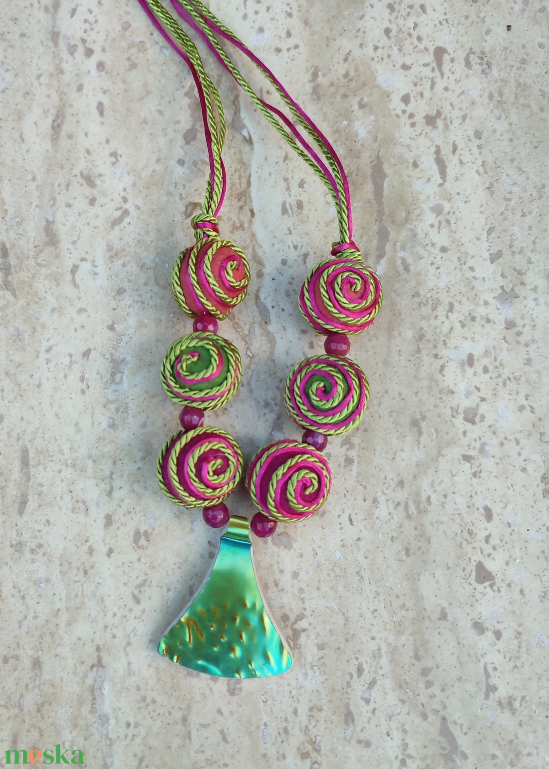 Eozin medál és hímzett nemez nyakék  - ékszer - nyaklánc - bogyós nyaklánc - Meska.hu