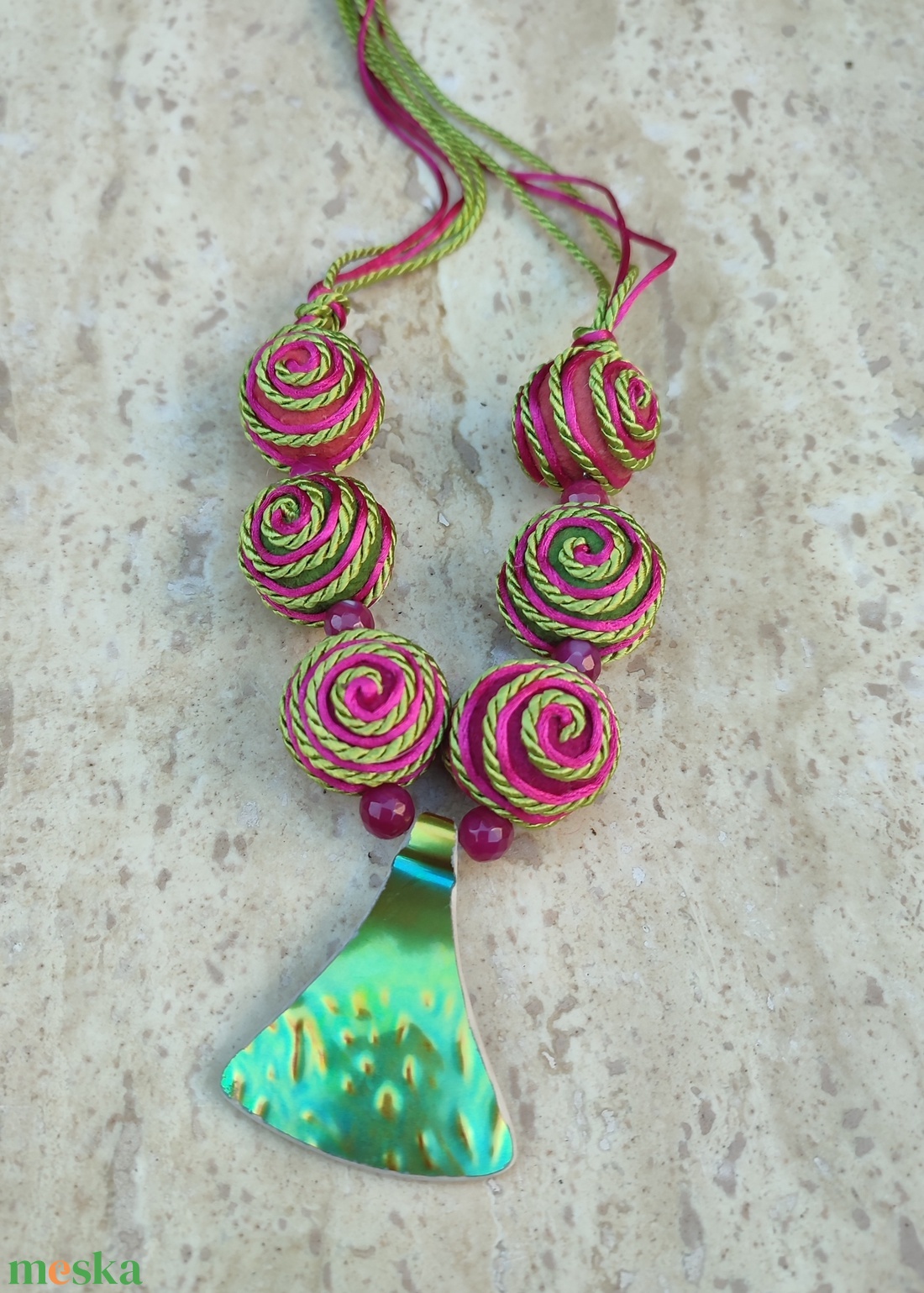 Eozin medál és hímzett nemez nyakék  - ékszer - nyaklánc - bogyós nyaklánc - Meska.hu