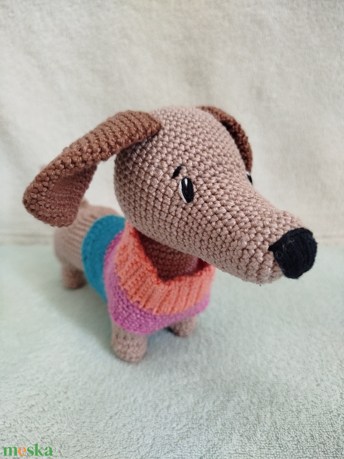 Horgolt tacskó pulcsival - játék & sport - plüssállat & játékfigura - kutya - Meska.hu