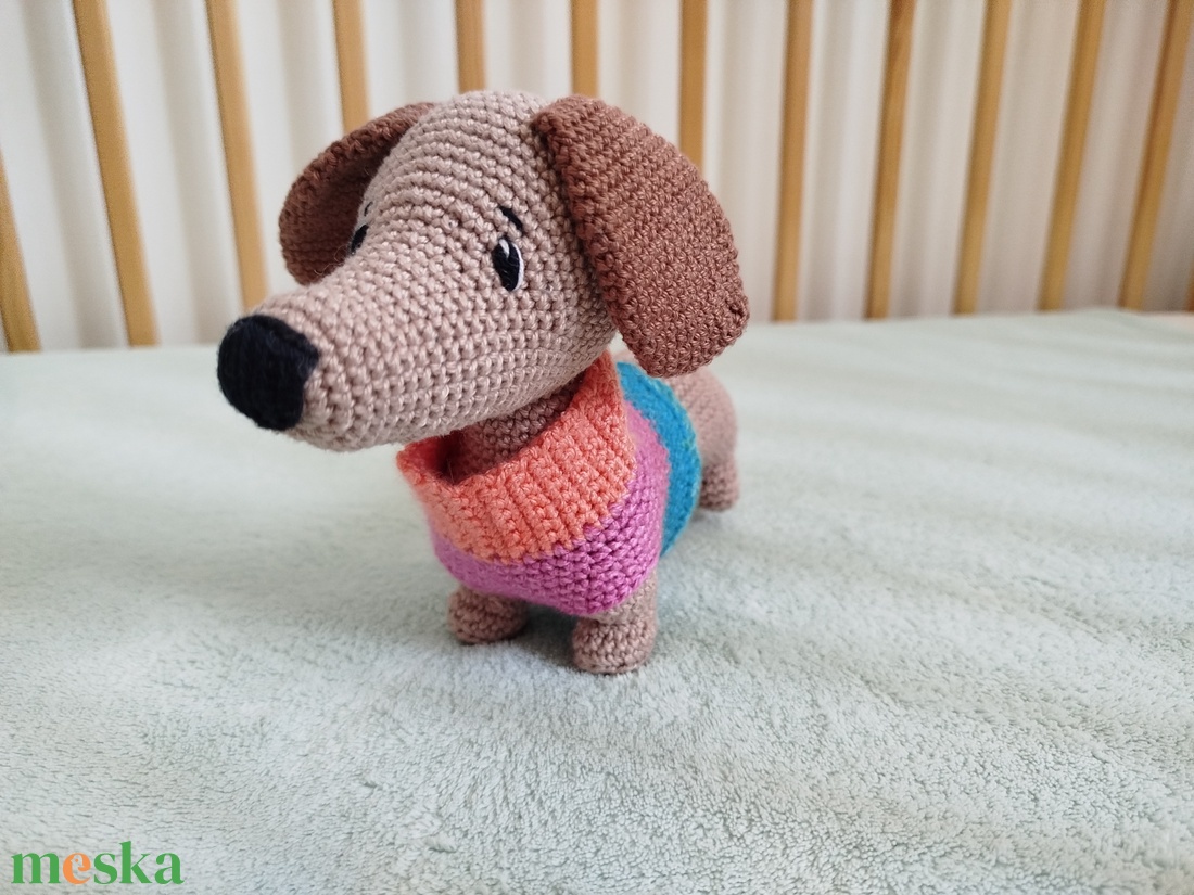 Horgolt tacskó pulcsival - játék & sport - plüssállat & játékfigura - kutya - Meska.hu