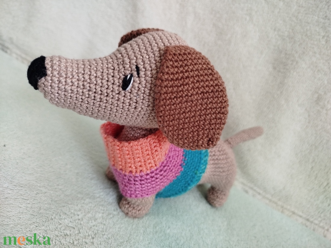 Horgolt tacskó pulcsival - játék & sport - plüssállat & játékfigura - kutya - Meska.hu