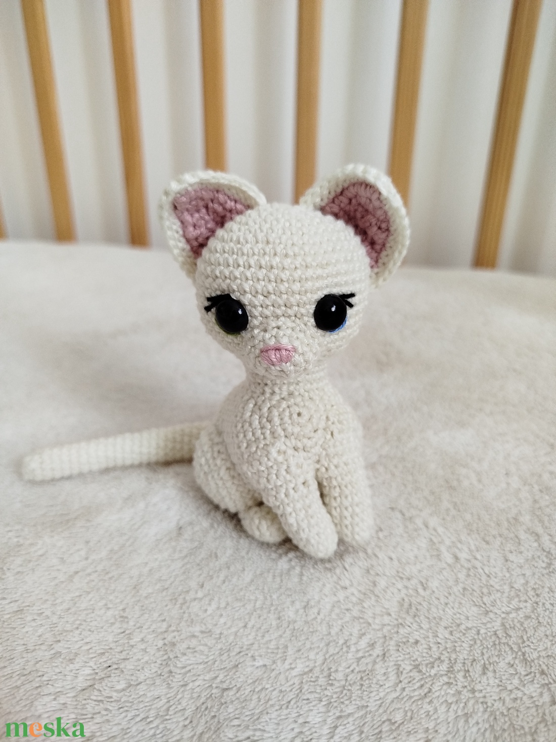 Horgolt fehér cica biztonsági szemmel - játék & sport - plüssállat & játékfigura - cica - Meska.hu