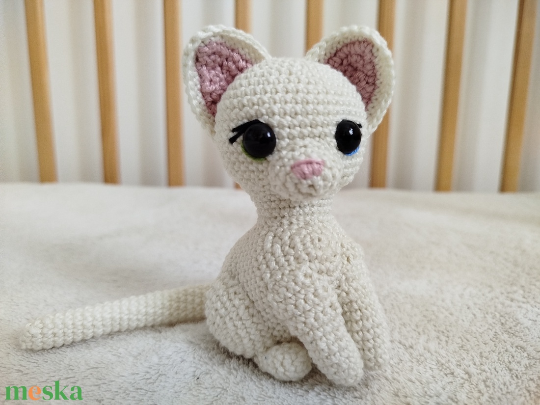 Horgolt fehér cica biztonsági szemmel - játék & sport - plüssállat & játékfigura - cica - Meska.hu