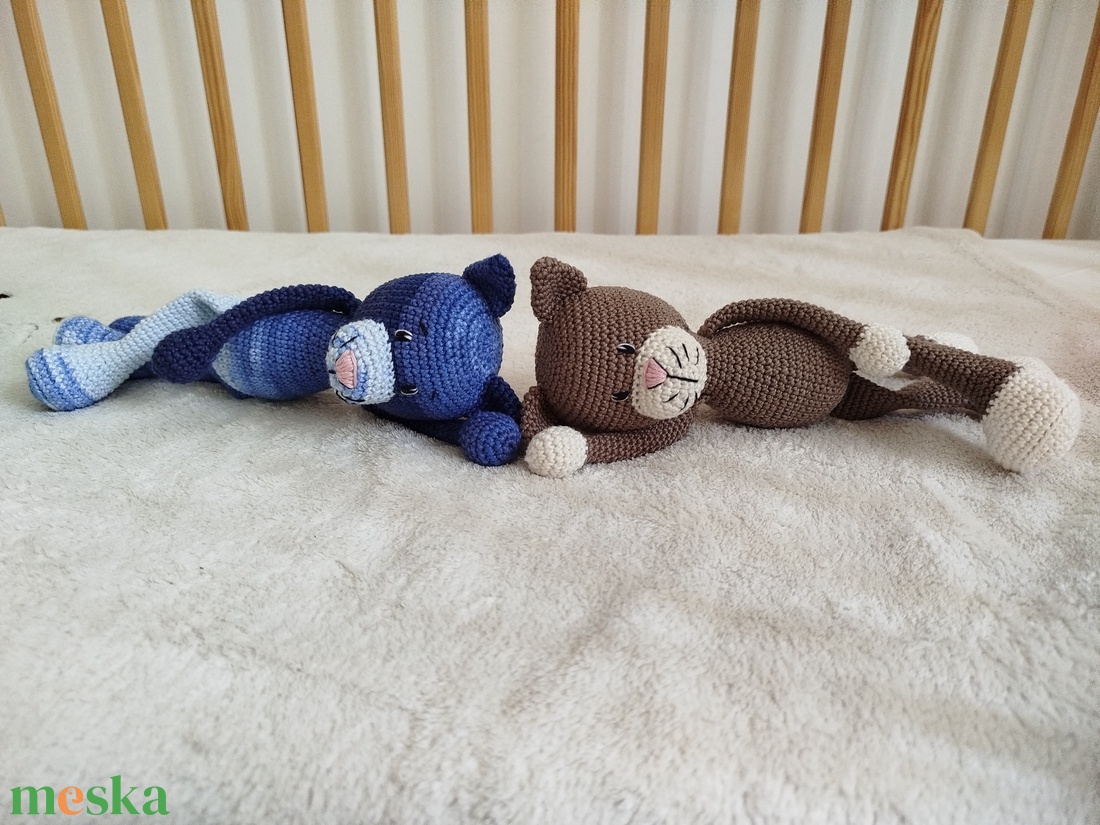 Horgolt cica hímzett szemmel - játék & sport - plüssállat & játékfigura - cica - Meska.hu