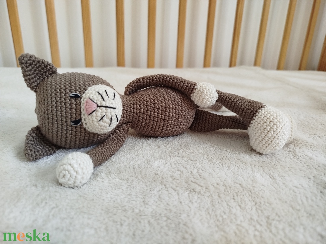 Horgolt cica hímzett szemmel - játék & sport - plüssállat & játékfigura - cica - Meska.hu