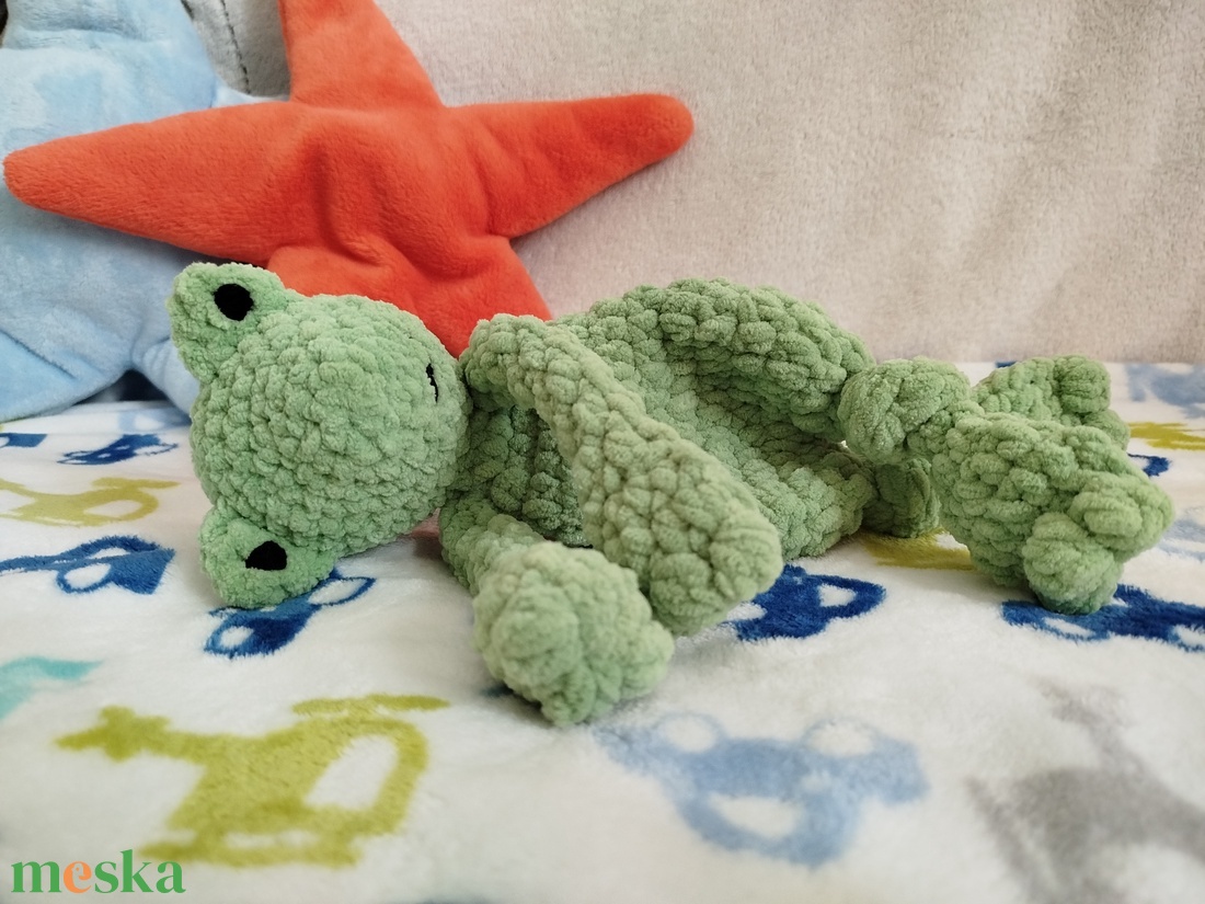 Horgolt béka szundipajti - világoszöld - játék & sport - plüssállat & játékfigura - béka - Meska.hu