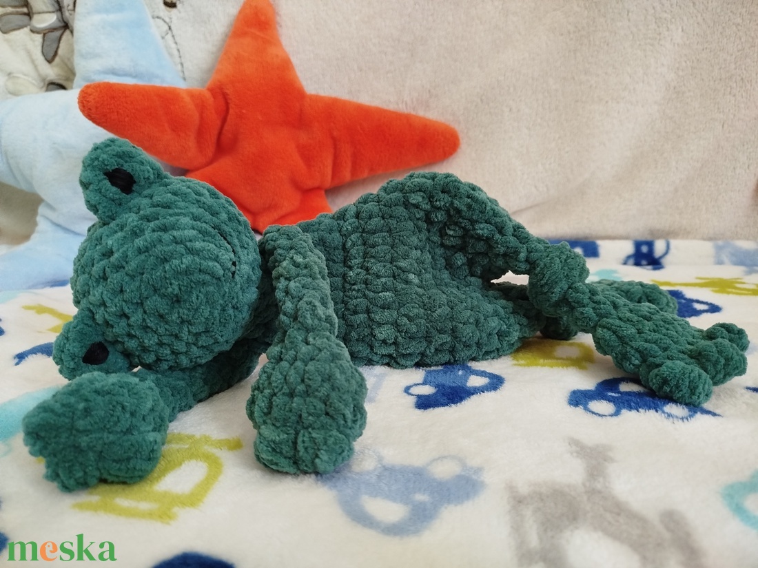 Horgolt béka szundipajti - sötétzöld - játék & sport - plüssállat & játékfigura - béka - Meska.hu