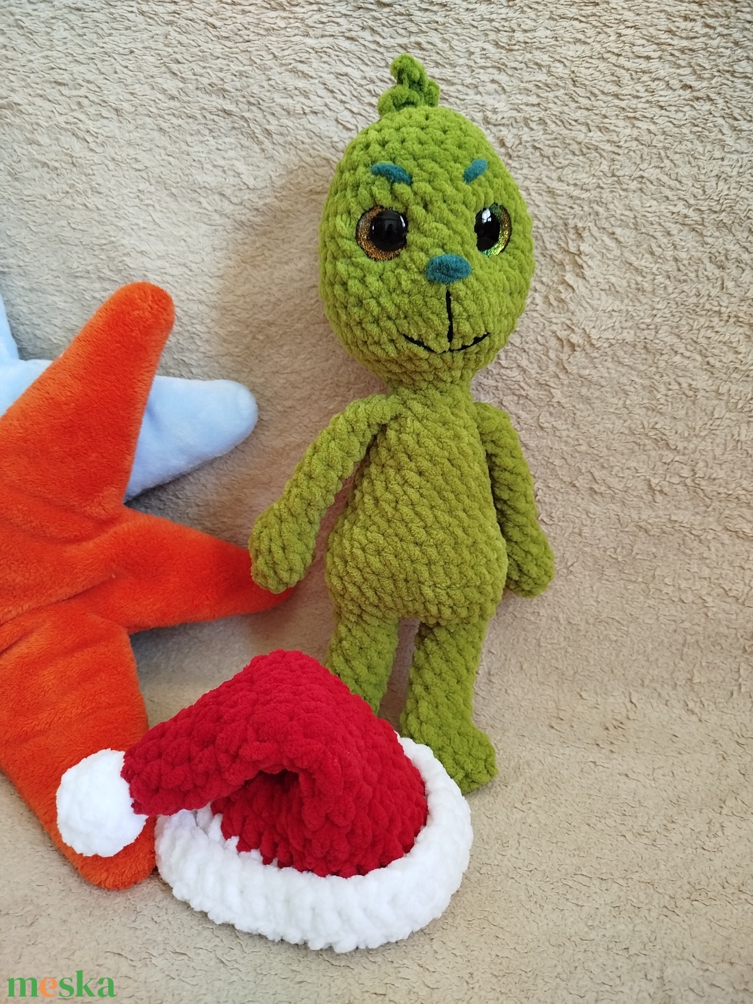 Horgolt grincs mikulás sapkával - játék & sport - plüssállat & játékfigura - más figura - Meska.hu
