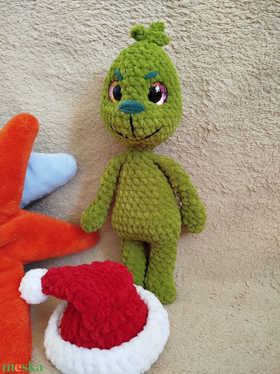 Horgolt grincs mikulás sapkával - játék & sport - plüssállat & játékfigura - más figura - Meska.hu
