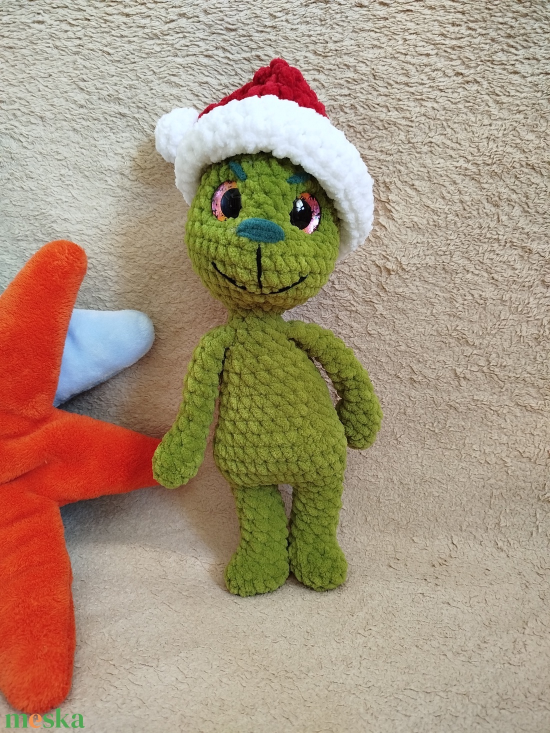 Horgolt grincs mikulás sapkával - játék & sport - plüssállat & játékfigura - más figura - Meska.hu