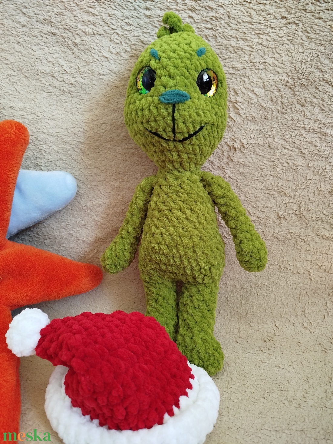 Horgolt grincs mikulás sapkával - játék & sport - plüssállat & játékfigura - más figura - Meska.hu