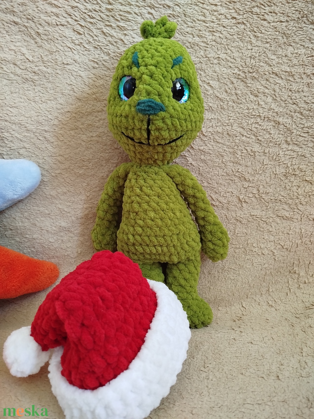 Horgolt grincs mikulás sapkával - játék & sport - plüssállat & játékfigura - más figura - Meska.hu