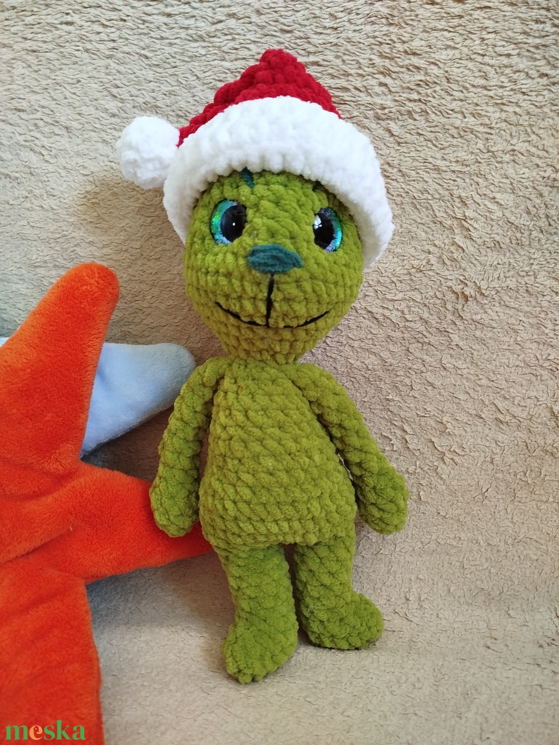 Horgolt grincs mikulás sapkával - játék & sport - plüssállat & játékfigura - más figura - Meska.hu