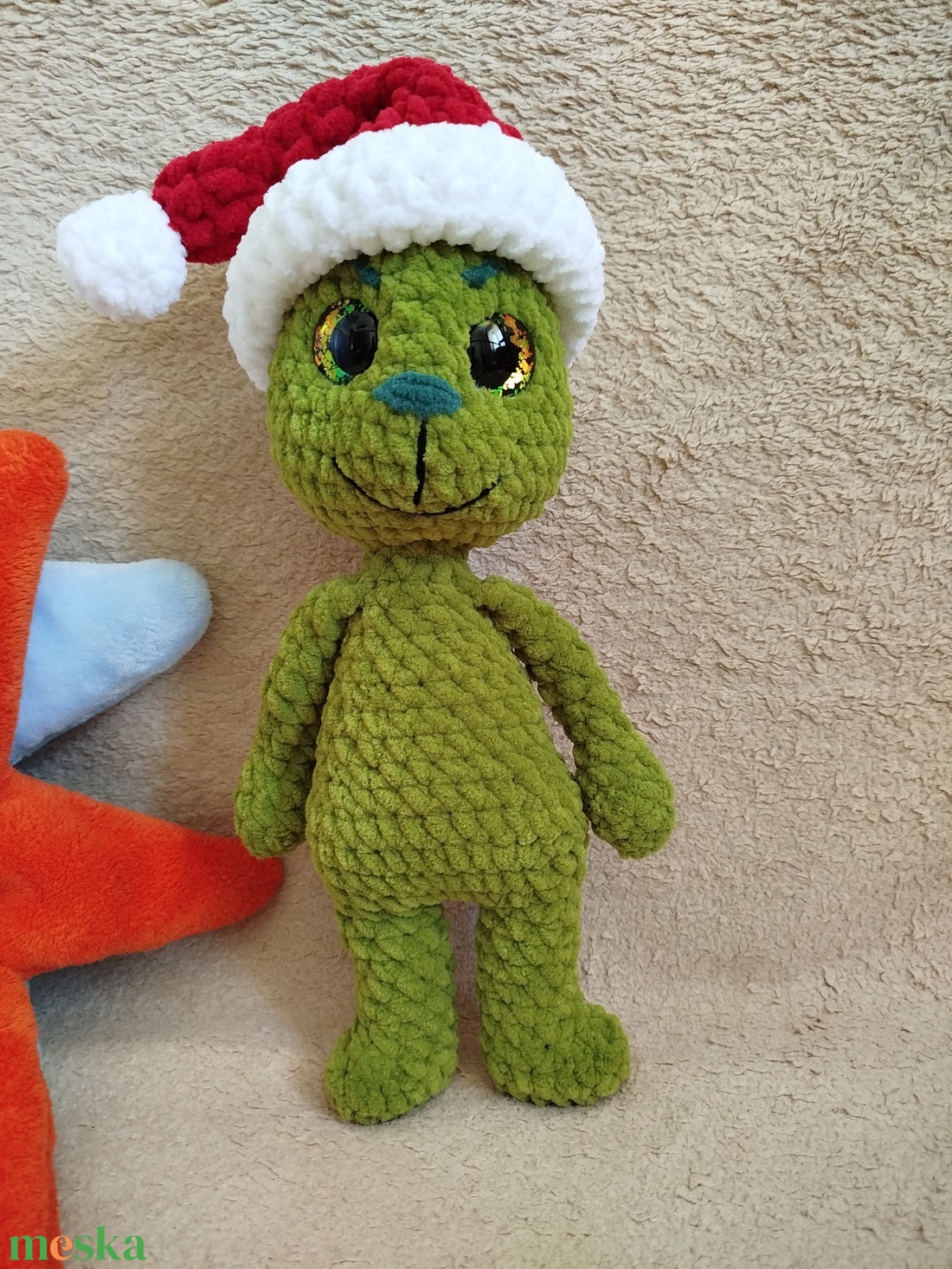 Horgolt grincs mikulás sapkával - játék & sport - plüssállat & játékfigura - más figura - Meska.hu