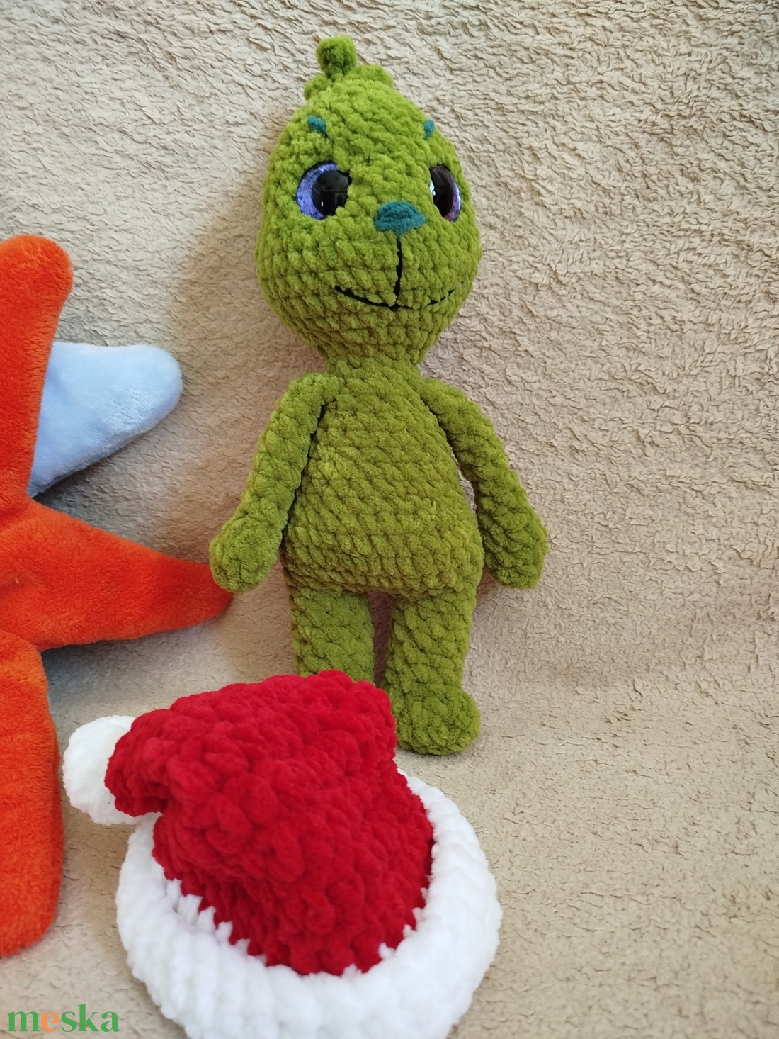 Horgolt grincs mikulás sapkával - játék & sport - plüssállat & játékfigura - más figura - Meska.hu