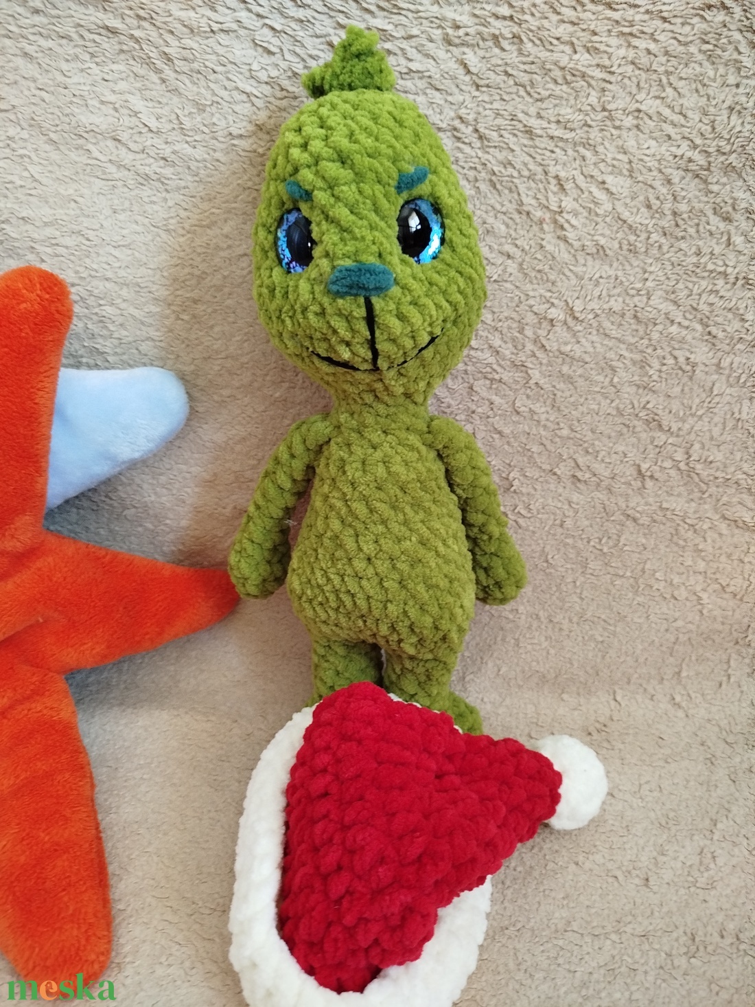 Horgolt grincs mikulás sapkával - játék & sport - plüssállat & játékfigura - más figura - Meska.hu