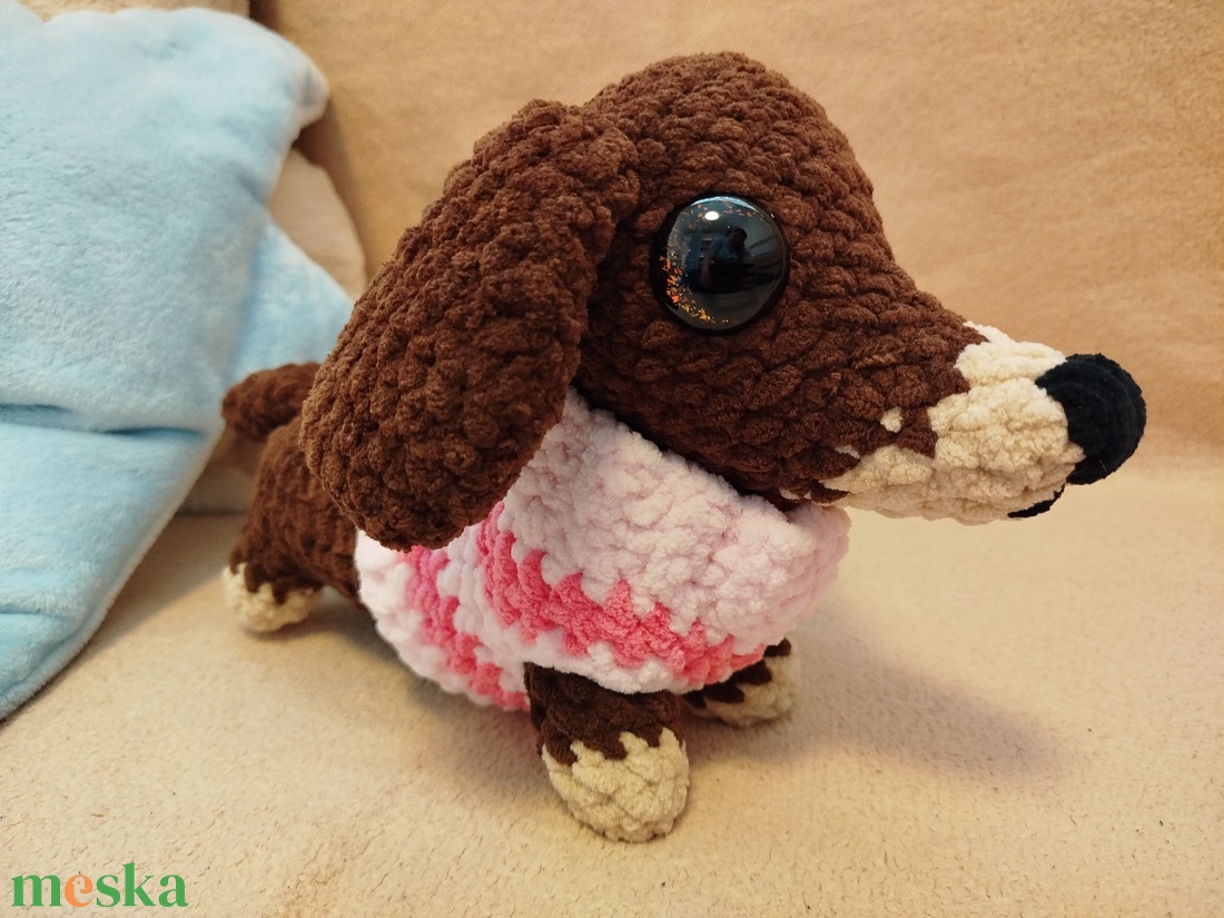 Horgolt sötétbarna tacsi pulcsival - játék & sport - plüssállat & játékfigura - kutya - Meska.hu