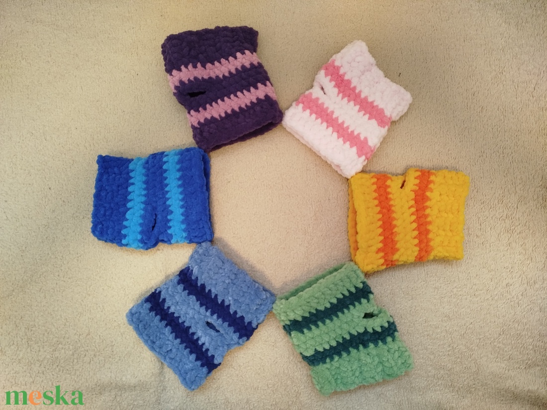 Horgolt sötétbarna tacsi pulcsival - játék & sport - plüssállat & játékfigura - kutya - Meska.hu