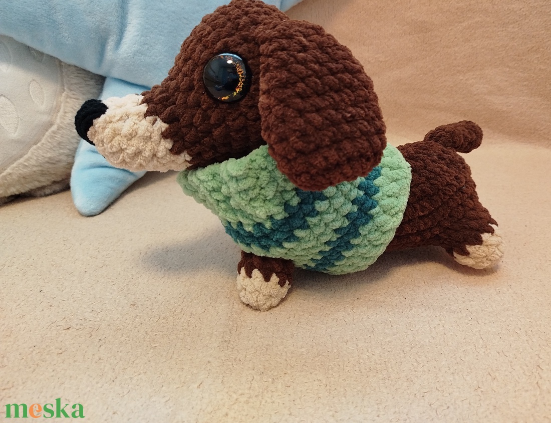 Horgolt sötétbarna tacsi pulcsival - játék & sport - plüssállat & játékfigura - kutya - Meska.hu